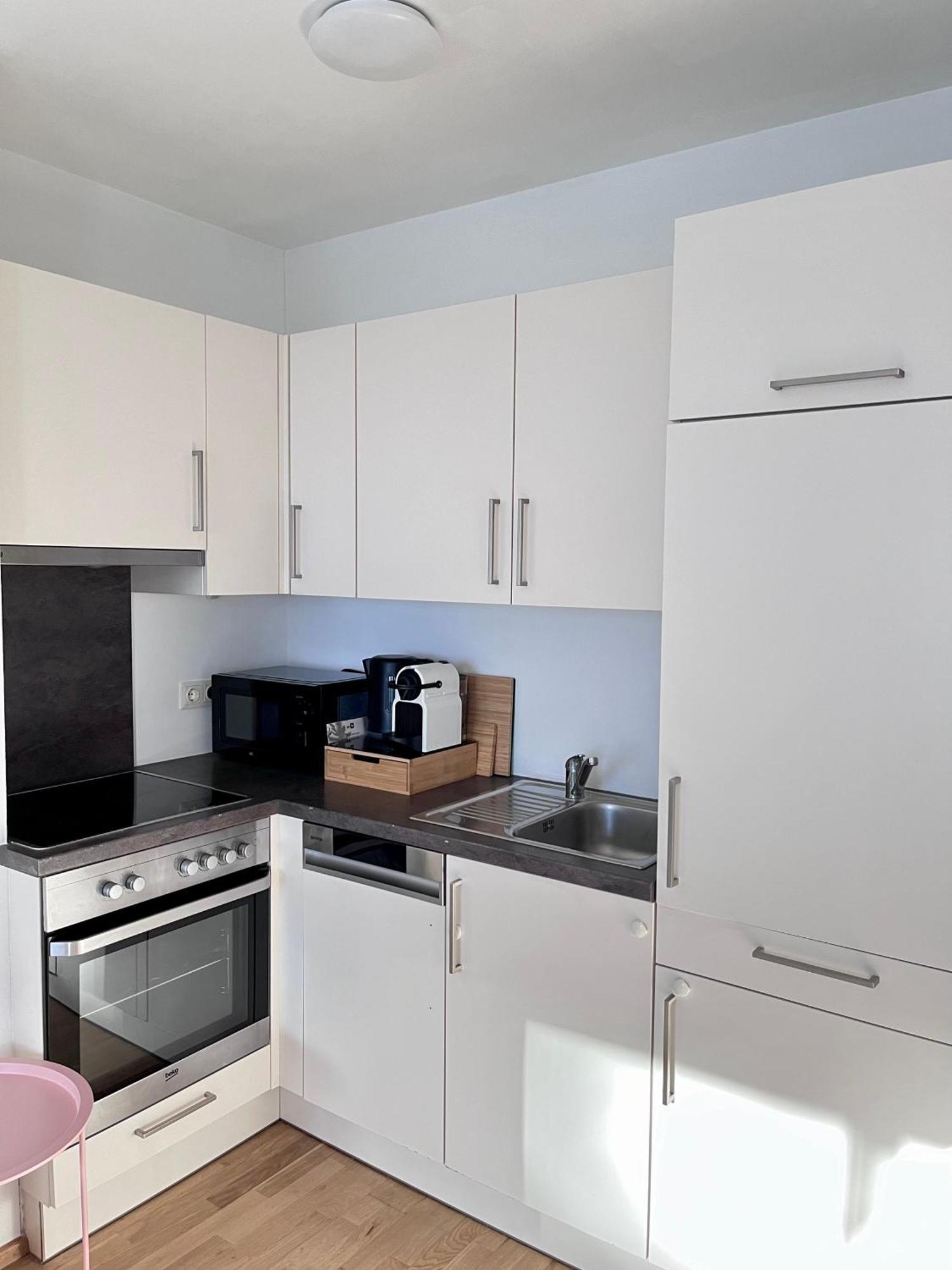 Funky Near Station Free Parking Appartement Wenen